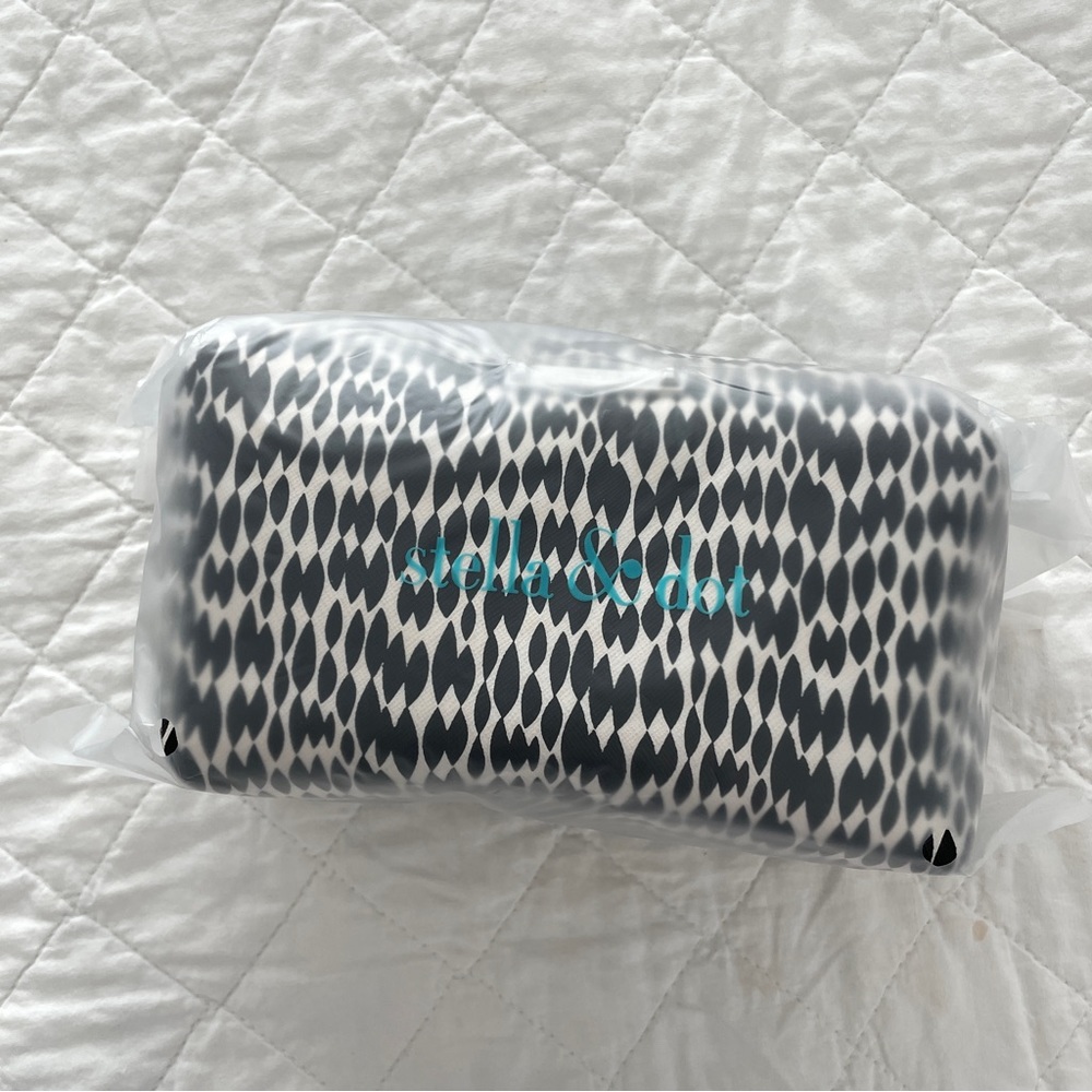 Stella & Dot Pouf - Black & White Streamers BNWT